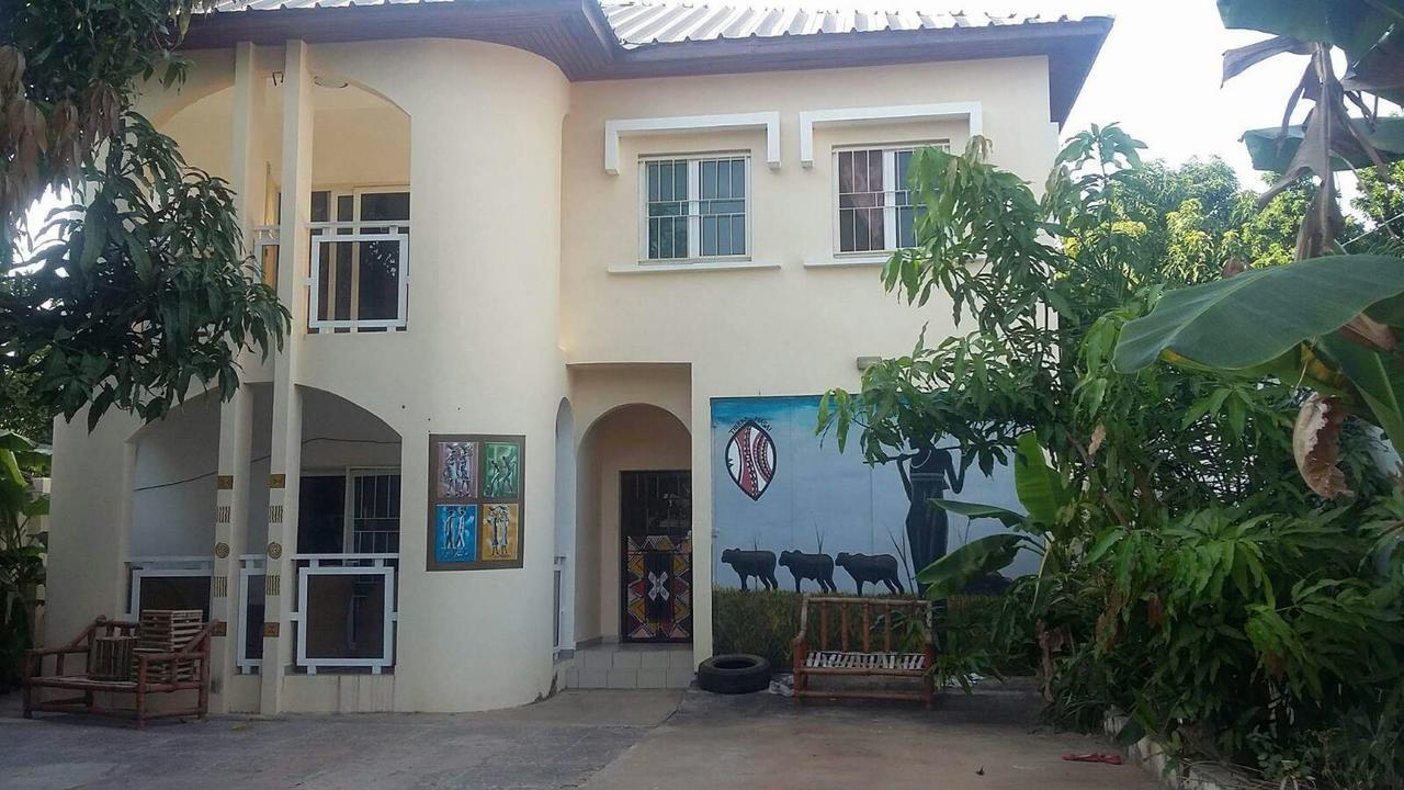 Sarawally Guesthouse Ampaya Екстериор снимка